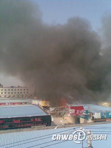 西安北郊大明宮建材市場(chǎng)發(fā)生火災(zāi) 仍未撲滅