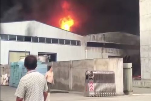 西安 鄠邑區(qū)余下鎮(zhèn)某建材廠庫房發(fā)生 火災(zāi)