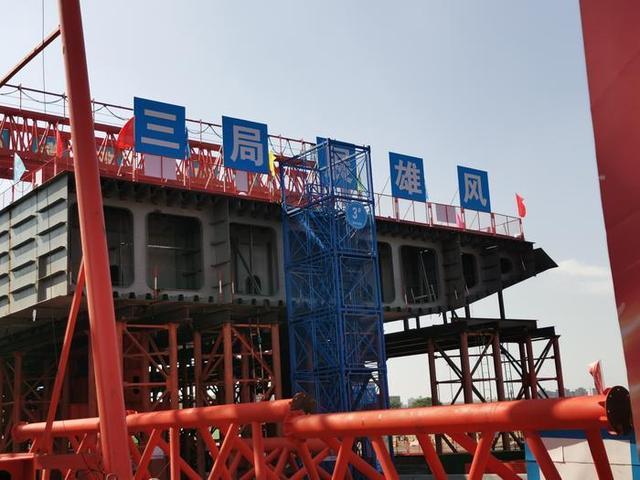 西安市會(huì)展中心外圍提升改善道路工程 鋼箱梁頂推儀式順利舉行